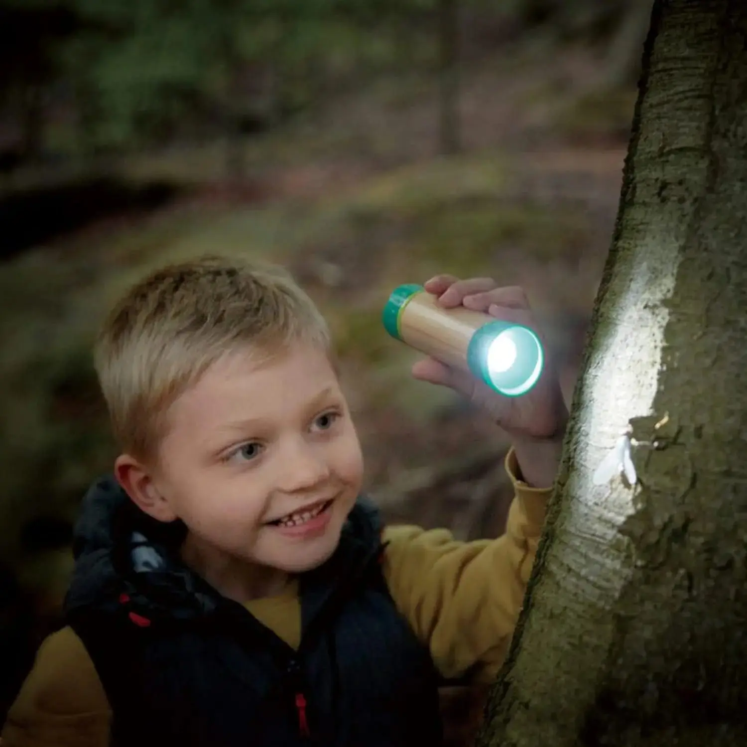 Hape 8 in 1 Nature Fun Kids Plastic Explorer Kit, Working Flashlight, Telescope, Compass, Periscope, and Specimen Jar - Image 4