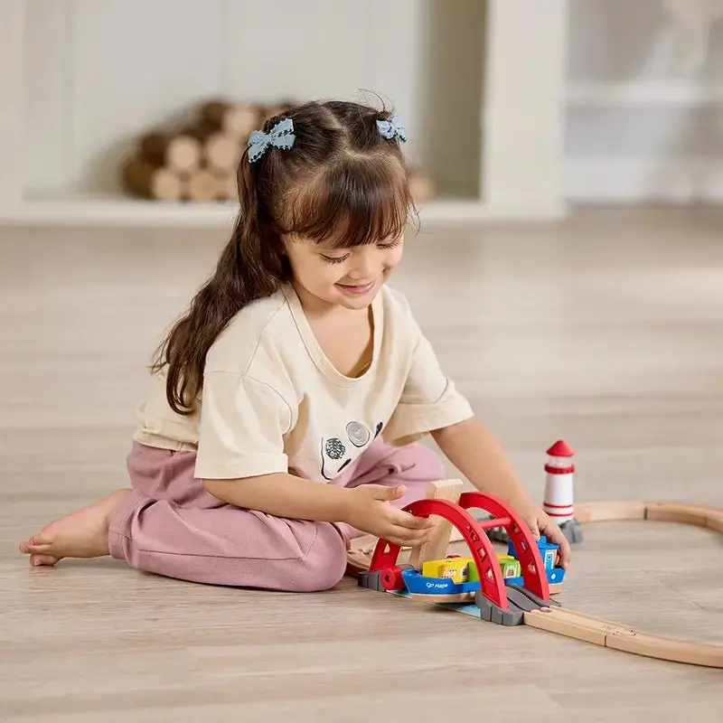 Hape Sea and Rail Cargo Transport Set - Image 2