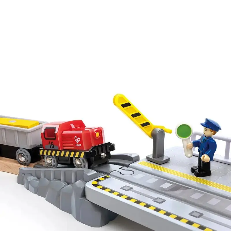 Hape Sea and Rail Cargo Transport Set - Image 4