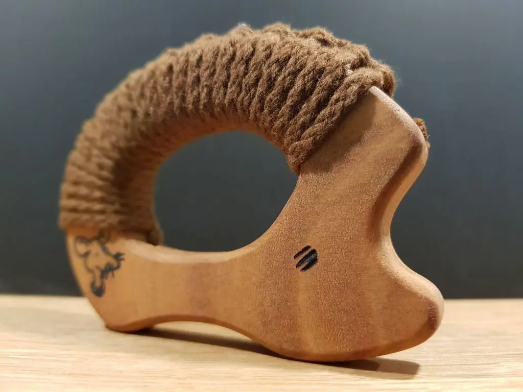 Senger Wooden Grasping Toy with Yarn - Hedgehog - Image 2